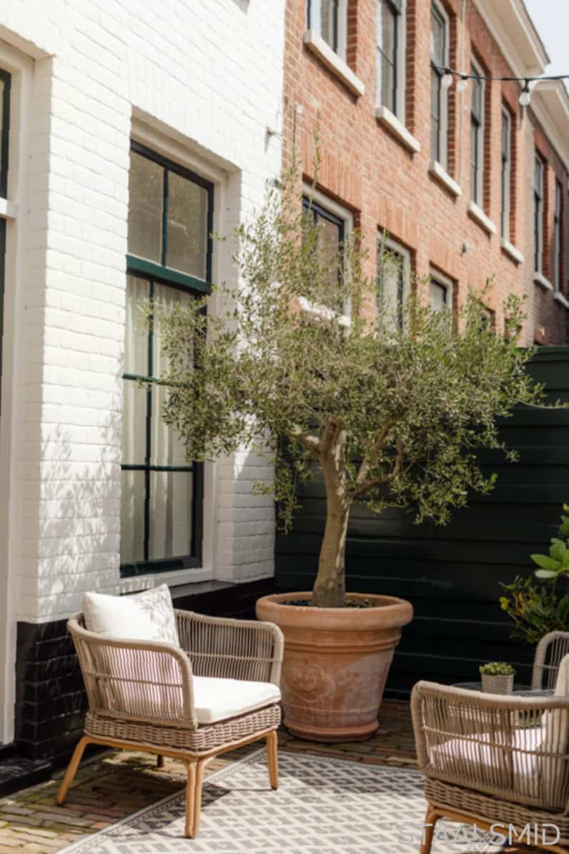 Tuin rijtjeshuis met uitnodigende patiohoek