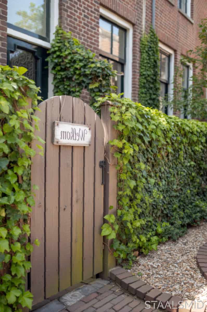 Tuin rijtjeshuis met creatieve scheiding voortuin